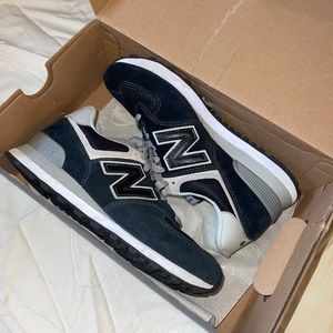 New Balance Black Classic Sneakers